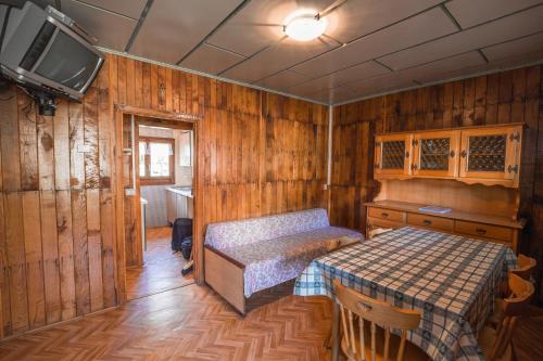 una camera con due letti e una tv di Bungalow Green Holiday a Ledro