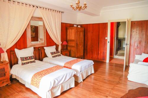 - 2 lits dans une chambre dotée de lambris dans l'établissement Château De La Frogerie, à Maulévrier