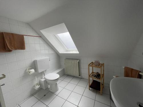 un baño con inodoro y lavabo en Manu's Appartements, en Goslar