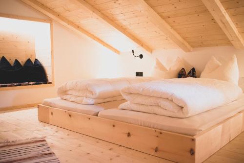 a bedroom with two beds on a wooden platform at Karlshütte in Avelengo