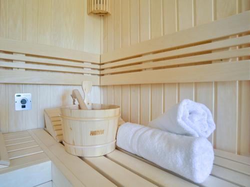 sauna z wiadrem i ręcznikiem w obiekcie Dünenresidenz Prora - Proradies Oberdeck B3-4-1 w mieście Binz