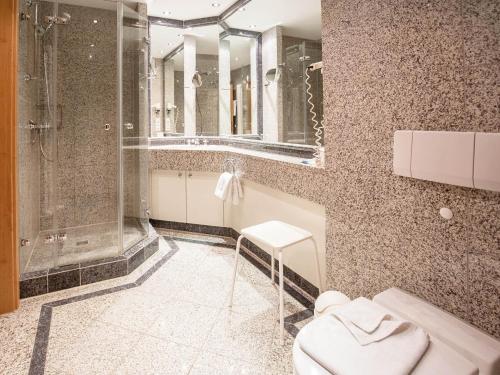 een badkamer met een douche, een wastafel en spiegels bij Dünenpark Binz - Klassik Ferienwohnung mit 1 Schlafzimmer und Terrasse im Erdgeschoss 074 in Binz