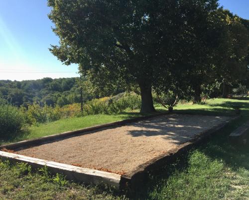 um grande monte de terra debaixo de uma árvore em Aux Coteaux d'Aussac em L Honor De Cos