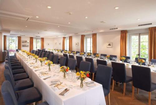 a large room with a long table and chairs at Romantik Hotel de L'Ours in Sugiez