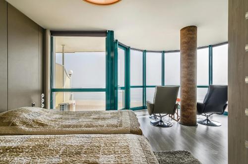 sypialnia z 2 łóżkami i widokiem na ocean w obiekcie Alek Apart Golden Sands w Złotych Piaskach