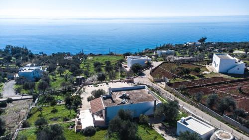 una vista aérea de una casa y del océano en Villa Farniente San Gregorio, en Morciano di Leuca