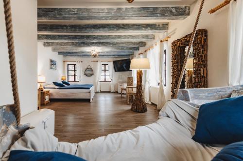 een kamer met 2 bedden en een woonkamer bij Resort Mlýn Černovice in Černovice