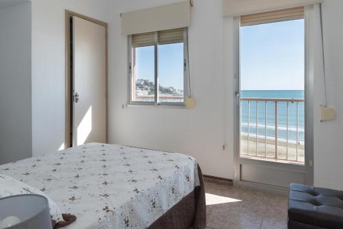 ein Schlafzimmer mit Bett und Meerblick in der Unterkunft El Raco, A-7-13 in Cullera