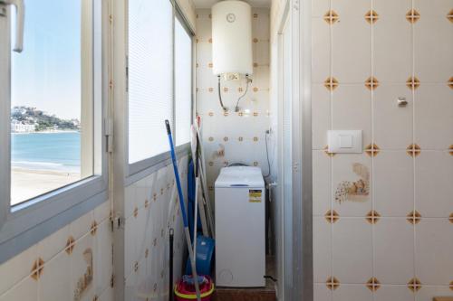 ein kleines Bad mit einem Fenster und einem Strand in der Unterkunft El Raco, A-7-13 in Cullera