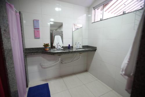 A bathroom at Anauê Pousada e Hostel