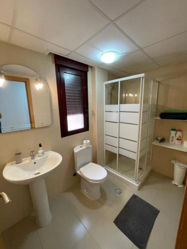 イスラ・プラナにあるSea View Apartament Isla Planaのバスルーム(洗面台、トイレ、鏡付)