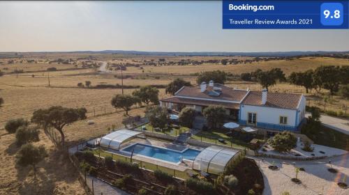 an aerial view of a house with a swimming pool at Quinta da Colina in Évora