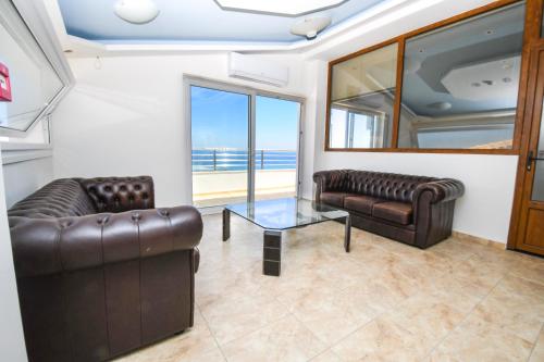 Ein Sitzbereich in der Unterkunft Nefeli Beach - living by the sea