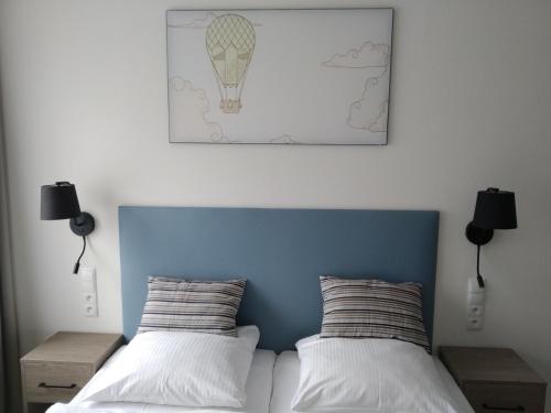 ミエンジズドロイェにあるAquamarina ONYX 13のベッドルーム1室(ベッド2台付)、熱気球の写真