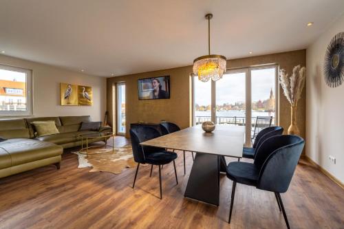 a living room with a dining room table and chairs at Ferienhaus Inselliebe in Malchow