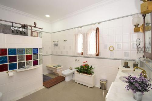 Et badeværelse på Villa Can Bisbe 187 by Mallorca Charme
