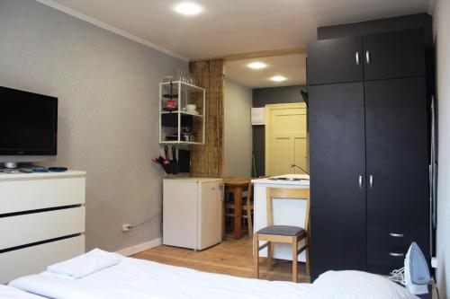sypialnia z łóżkiem i kuchnia z blatem w obiekcie Varnu Apartment w Rydze