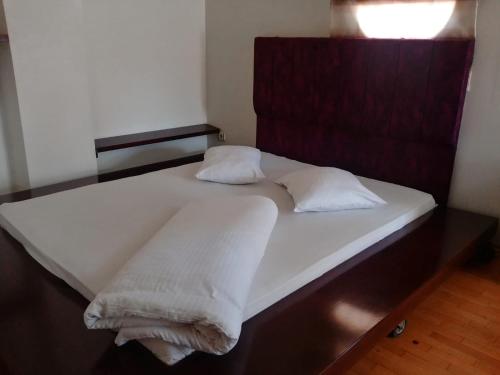 Konak Hotel Tuzlaにあるベッド