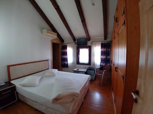 Konak Hotel Tuzlaにあるベッド