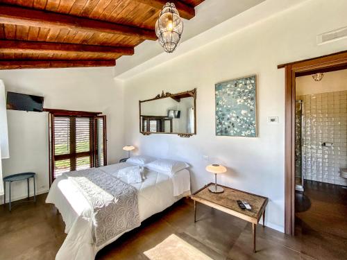 a bedroom with a bed and a table at Tenuta Novecento Bioagriturismo in Agerola