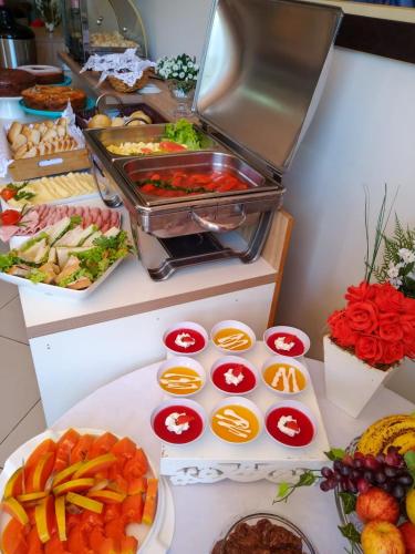 a buffet with many different types of food on a counter at Hotel Canaã Express in Jarinu