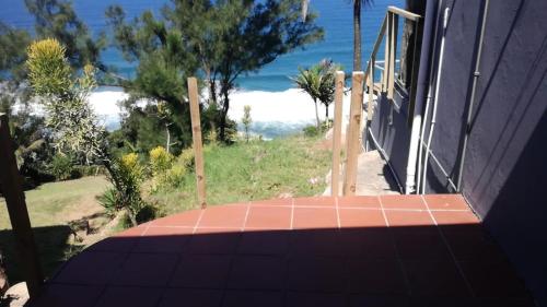 - une porte menant à une maison avec vue sur la plage dans l'établissement Seaside Retreat Unit 2, à Durban