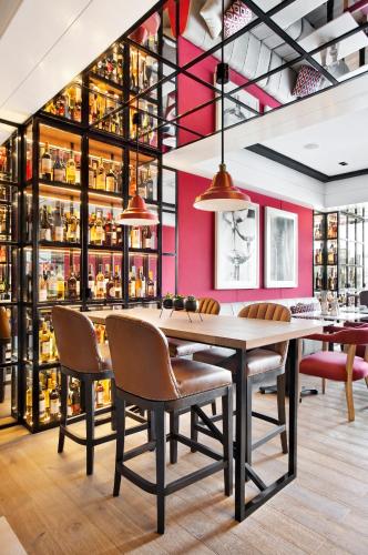a dining room with a large table and chairs at Vincci Ponte de Ferro in Vila Nova de Gaia