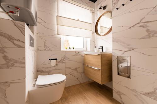 łazienka z toaletą i umywalką w obiekcie White Holiday Domki i Apartamenty w Szklarskiej Porębie