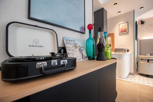 a room with a television on top of a desk at Hôtel de L'Esperance in Paris