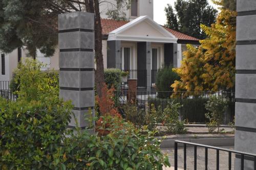 a house with a garden in front of it at Agri Art Croce Vallone in Biancavilla