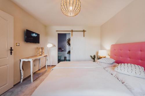 Postel nebo postele na pokoji v ubytování Resort Mlýn Černovice