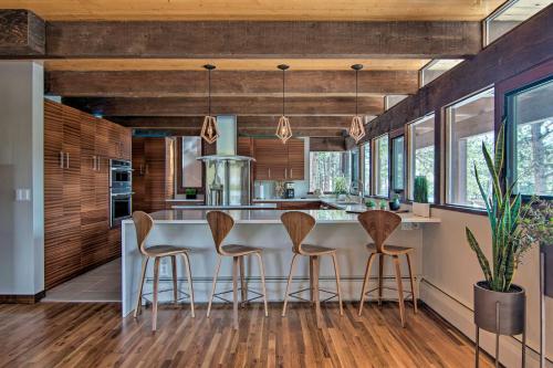 Φωτογραφία από το άλμπουμ του Chic Boulder Mountain Home with Hot Tub and Views σε Boulder