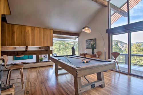 Πινγκ πονγκ στο Chic Boulder Mountain Home with Hot Tub and Views ή εκεί κοντά