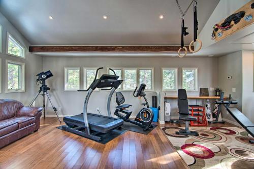 Γυμναστήριο ή/και όργανα γυμναστικής στο Chic Boulder Mountain Home with Hot Tub and Views