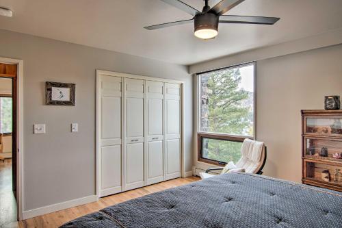 Ένα ή περισσότερα κρεβάτια σε δωμάτιο στο Chic Boulder Mountain Home with Hot Tub and Views