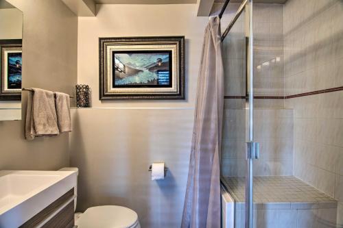 Ένα μπάνιο στο Chic Boulder Mountain Home with Hot Tub and Views