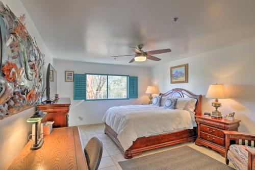 una camera da letto con un letto e un ventilatore a soffitto di Tucson Home with BBQ and Patio, 5 Mi to A Mountain! a Tucson
