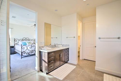 Dapur atau dapur kecil di Lakefront Indio Villa Private Pool and On-Site Golf