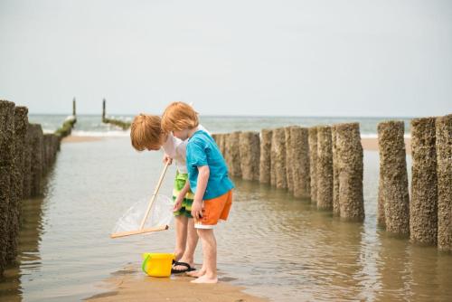 two children playing in the water at the beach at Antibes 278 - Kustpark Village Scaldia in Hoofdplaat