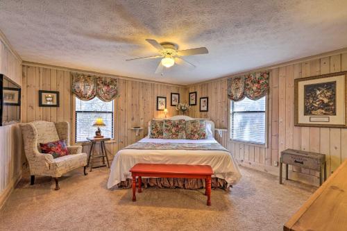 een slaapkamer met een bed en een plafondventilator bij Cozy Caymus Cabin about 3 Miles to Callaway Gardens! in Pine Mountain