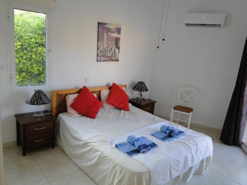 Katil atau katil-katil dalam bilik di Charming 2 Bed. Ap. with swimming pool