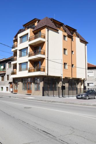 a building on the side of a street at Къща за гости Шошови in Velingrad