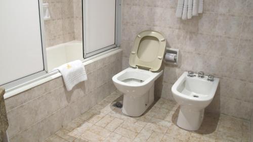 La salle de bains est pourvue de toilettes et d'un bidet. dans l'établissement Gran Hotel Libertad, à Buenos Aires