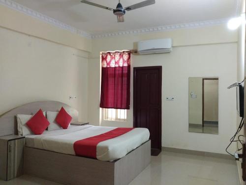 En eller flere senge i et værelse på STAYMAKER Srinivasa Residency