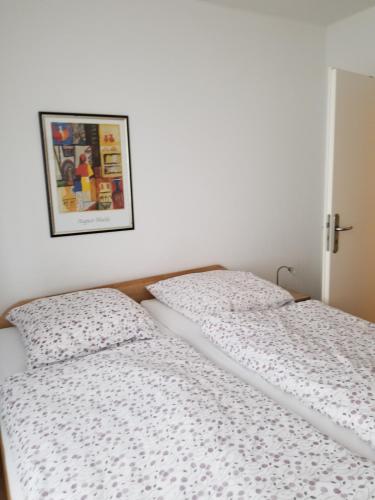 um quarto com 2 camas individuais e uma fotografia na parede em Altstadt Ferienwohnung Stralsund mit Parkplatz em Stralsund