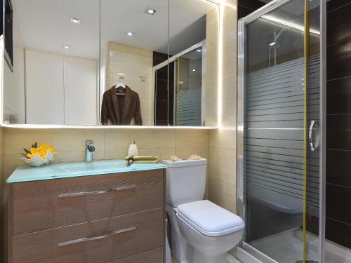 een badkamer met een toilet, een wastafel en een douche bij Sea Haven 101 by VillaGranCanaria in San Agustin