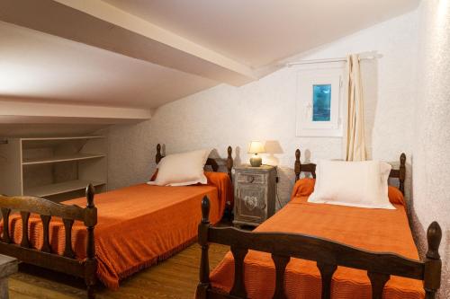 une chambre avec deux lits et une fenêtre dans l'établissement Résidence Marie Diane - Laurier des Mers, à Propriano