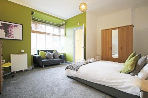 1 dormitorio con 1 cama grande y 1 sofá en Large period Chester home right on the canal. en Chester