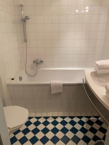 La salle de bains est pourvue d'une baignoire, de toilettes et d'un lavabo. dans l'établissement Appartement Hotel Marolt, à Sankt Kanzian