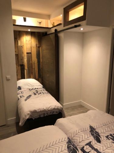 a room with two beds in a room at casa Heemskerk in Noordwijk